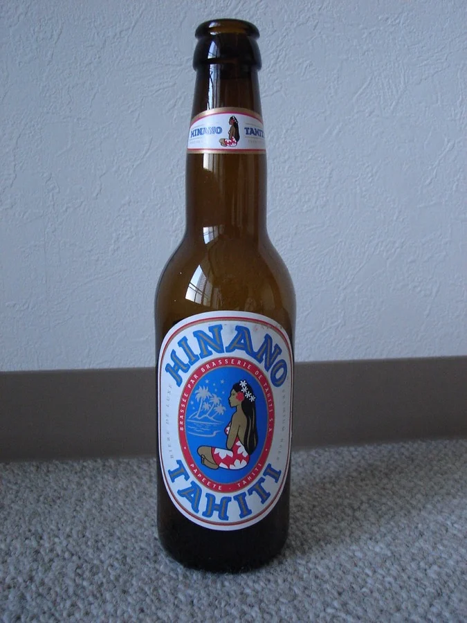 Bouteille de bière Hinano, étiquette ovale à la vahiné